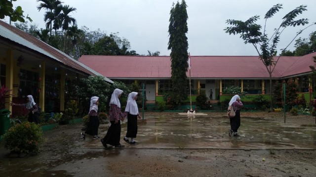 Suasana salah satu sekolah di Kecamatan Sangir Balai Janggo usai dilanda gempa. (Irwanda/Langkan.id)