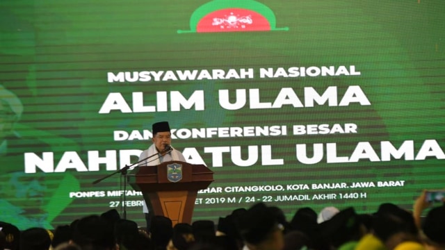Wakil Presiden Jusuf Kalla menutup Musyawarah Nasional Nahdatul Ulama di Ponpes Miftahul Huda Al-Azhar Citangkolo, Banjar, Jawa Barat. Foto: Dok. Setwapres
