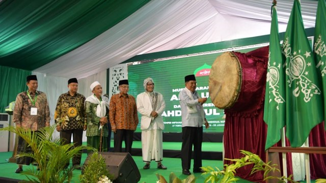 Wakil Presiden Jusuf Kalla (kanan) menutup Musyawarah Nasional Nahdatul Ulama di Ponpes Miftahul Huda Al-Azhar Citangkolo, Banjar, Jawa Barat. Foto: Dok. Setwapres