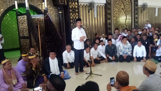 Presiden Indonesia, Jokowi memberikan sambutan sebelum membagikan Sertifiikat wakaf di Masjid Baiturahman Limboto, Gorontalo, Jumat (1/3). Foto: Fahrian Saleh/kumparan