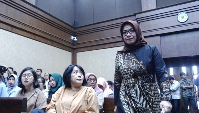 Sidang Eni Maulani Saragih (kanan) dengan agenda putusan di Pengadilan Tipikor, Jakarta, Jumat (1/3). Foto: Nugroho Sejati/kumparan