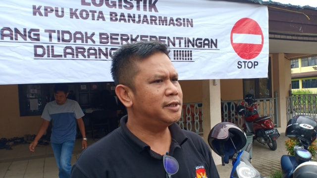 Ketua KPU Kota Banjarmasin Khairun Nizan di sela hari pertama pelipatan surat suara Pemilu 2019. Foto: Zahidi/banjarhits.id
