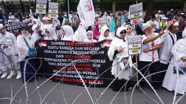 Aksi gabungan massa FUI dan Gerakan Jaga Indonesia, kantor KPU