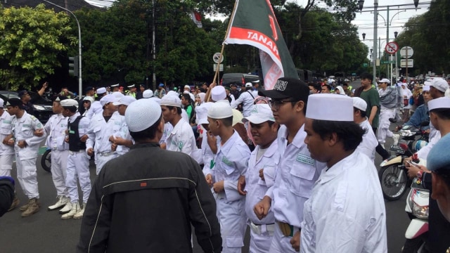 Aksi di KPU, Al-Khaththath Pimpin Sumpah FUI Tolak Pemilu Curang (83363)