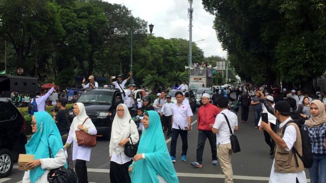 Aksi Gabungan Massa FUI, Jalan Imam Bonjol, Depan KPU