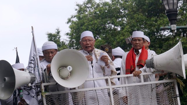 Massa FUI melakukan orasi dalam aksi gabungan bersama Gerakan Jaga Indonesia di depan Kantor KPU, Jalan Imam Bonjol, Jakarta Pusat, Jumat, (1/3). Foto: Fanny Kusumawardhani/kumparan