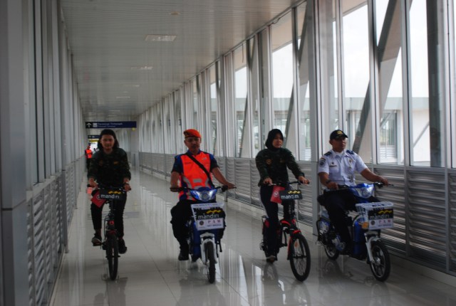 Sejumlah petuga smencoba sepeda yang akan digunakan untuk fasilitas pengguna Skybridge Stasiun Solo Balapan - Terminal Tirtonadi, Solo. (Tara Wahyu N.V.)