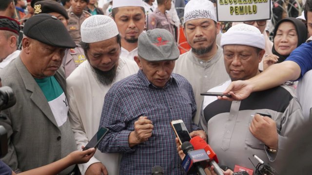 Amien Rais, saat berada di aksi gabungan massa FUI bersama Gerakan Jaga Indonesia di depan Kantor KPU, Jalan Imam Bonjol, Jakarta Pusat, Jumat, (1/3). Foto: Fanny Kusumawardhani/kumparan