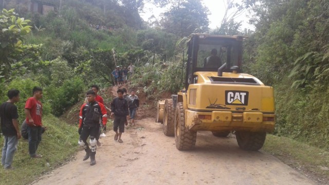 Material longsor menutupi badan jalan dan menghambat akses jalan antara Kabupaten Polewali Mandar dan Mamasa. Foto: Dok. BPBD Polman