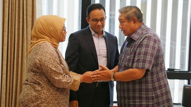 Anies Baswedan Menjenguk Ani Yudhoyono di Singapura