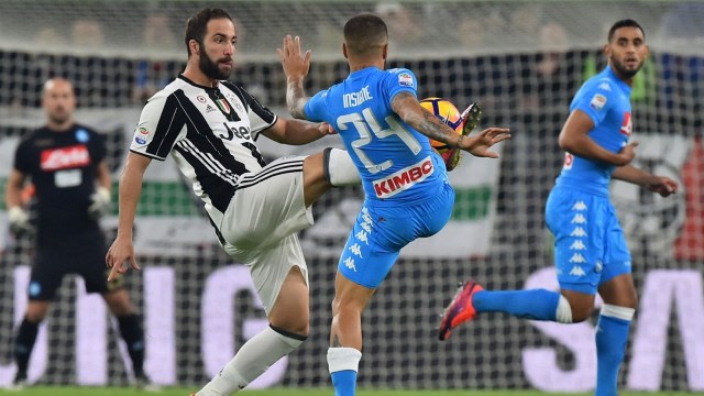 Juventus vs Napoli: Tentang Mereka yang Bisa Jadi Protagonis. Higuain dan Insigne di laga tahun 2016. (Foto: AFP/Marco Bertorello)