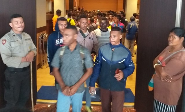 Ratusan orangtua murid, guru dan pelajar dua sekolah yang minta Kepala Dinas Pendidikan Merauke turun dari jabatannya. (BumiPapua.com/Abdel)