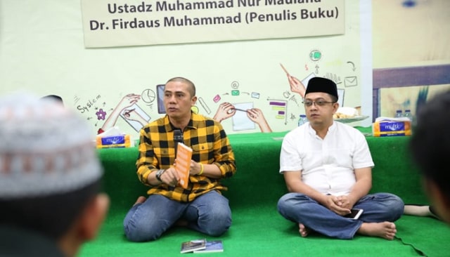 Wakil Walikota Makassar, Syamsu Rizal (kemeja kuning) hadiri peluncuran buku Ustad Nur Maulana (Makassar Indeks).