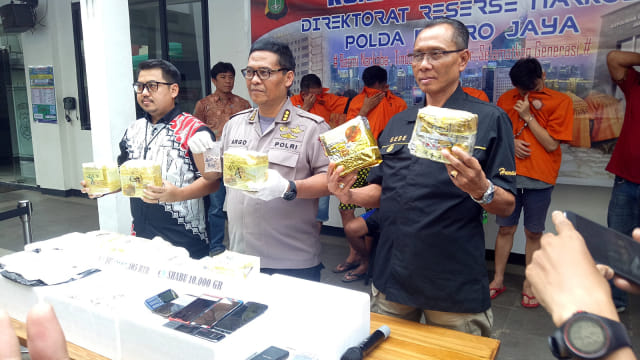 Kabid Humas Polda Metro Jaya Kombes Pol Argo Yuwono (tengah) menunjukkan barang bukti yang diamankan di Polda Metro Jaya, Jakarta Selatan, Jumat (1/3). Foto: Maulana Ramadhan/kumparan