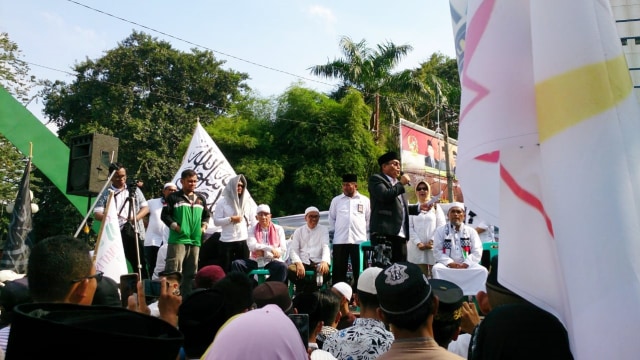 Massa saat melakukan unjuk rasa di depan kantor Walikota Medan, Jumat, (1/3). Foto: Rahmat Utomo/kumparan