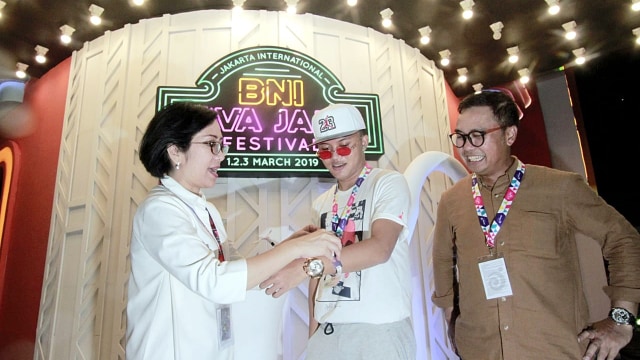 Direktur Retail Banking BNI Tambok P Setyawati (kiri), Pemimpin Divisi Komunikasi Perusahaan BNI Indomora Harahap (kanan), dan Penyanyi Rizky Febian (tengah) mengenakan Gelang TapCash pada BNI Java Jazz Festival 2019, JIExpo Kemayoran, Jakarta, Jumat (1/3/2019). Foto: Dok. Istimewa