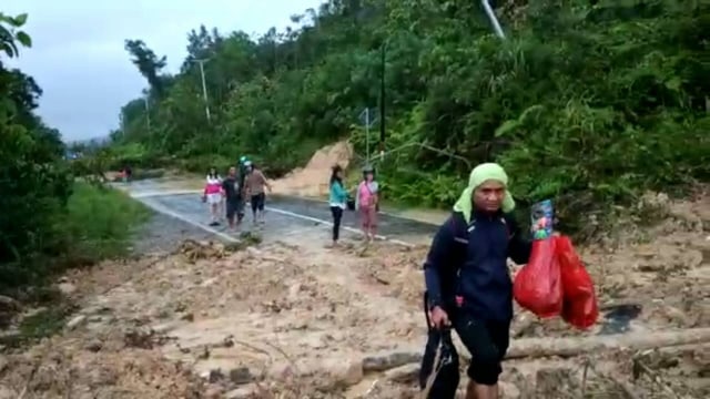 Jalan raya Sintang-Melawi terputus karena longsor, Jumat (3/1). Foto: Istimewa