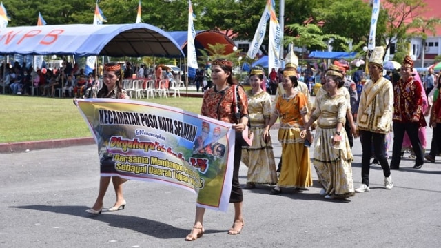 Penggelaran Karnaval yang ikut memeriahkan rangkaian peringatan HUT Kabupaten Poso ke 124 Tahun, Jumat (1/3/2019). Foto: Humas Pemprov Sulteng