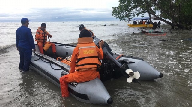 Tim SAR melakukan pencarian terhadap Sarwito (45) di Perairan Desa Peningka, Kecamatan Kasimbar, Kabupaten Parigi Moutong, Jumat (1/3). Foto: Humas Sar Palu