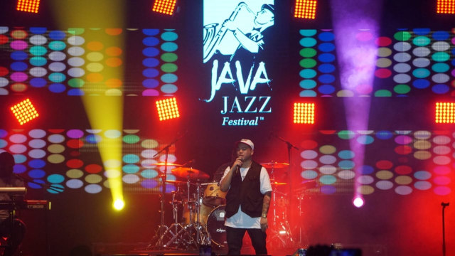 Aksi panggung Jeff Bernat di BNI Java Jazz 2019 di JIEXPO Kemayoran Foto: Irfan Adi Saputra/kumparan