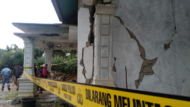 Salah satu rumah warga yang mengalami rusak akibat gempa di Kabupaten Solok Selatan. (Irwanda/langkan.id)