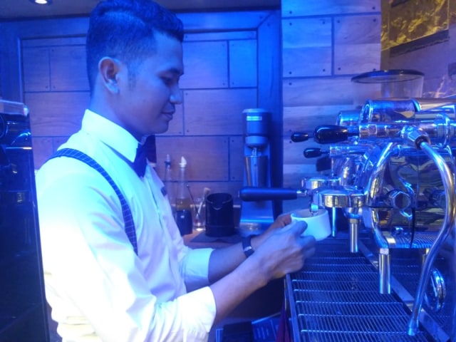 Bartender sekaligus Barista Coffee Station, Andri Pranata. Foto; Hi!Pontianak/Nicco Zainal