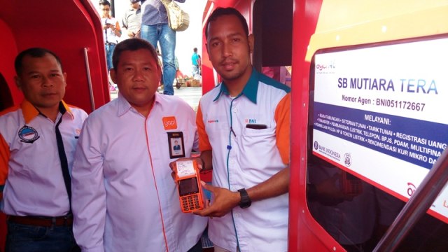 BNI saat menunjukan tata cara penggunaan ATM Apung | foto: kepripedia/Khairul