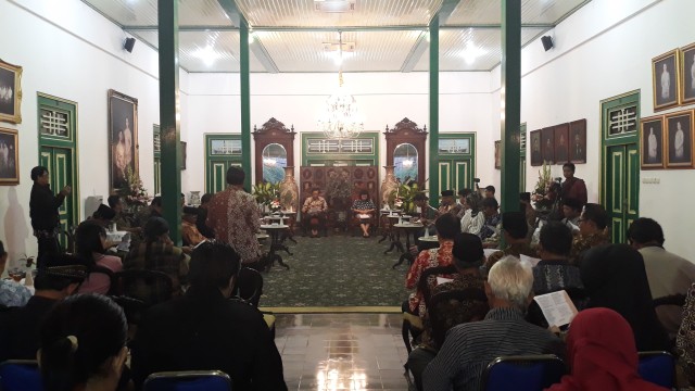 Pisowanan Seniman bersama Sultan HB X dan GKR Hemas di Keraton Yogyakarta, Jumat (1/3/2019). Foto: ken.