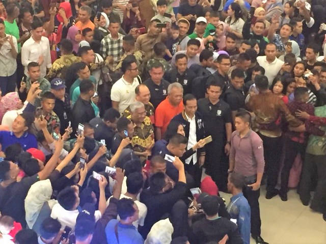 Presiden Joko Widodo saat berkunjunga ke pusat perbelanjaan di Kendari, Jum'at (1/3). Foto: Lukman Budianto/kendarinesiaid