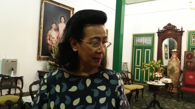 GKR Hemas, permaisuri Raja Kraton Ngayogyakarto, usai menerima dukungan dari seniman Yogyakarta di Kraton Kilen, Jumat (1/3/2019)
