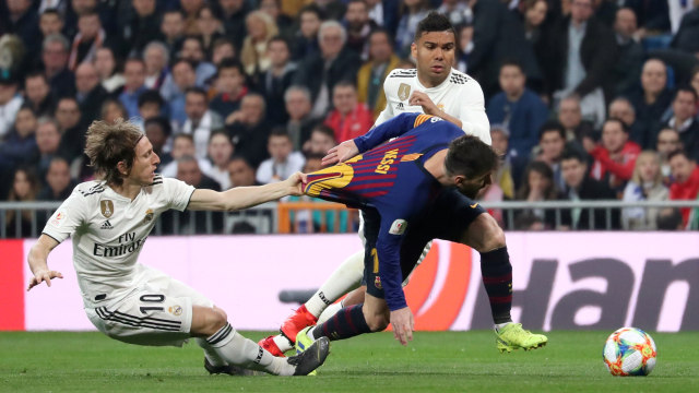 Momen ketika jersi Messi ditarik Modric. Foto: Reuters/Susana Vera