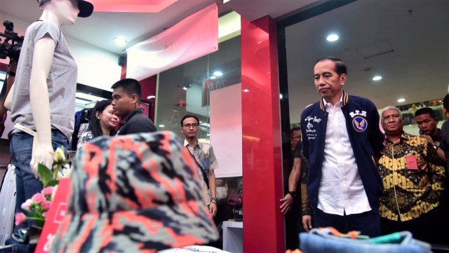 Presiden Joko Widodo saat menyambangi sebuah mal yang berada di kawasan Jl MT Haryono, Kota Kendari. Foto: Dok. Biro Setpres