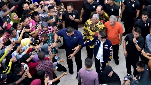 Puluhan pengunjung mal meminta bersalaman kepada Presiden Joko Widodo saat mengunjungi sebuah mal yang berada di kawasan Jl MT Haryono, Kota Kendari. Foto: Dok. Biro Setpres