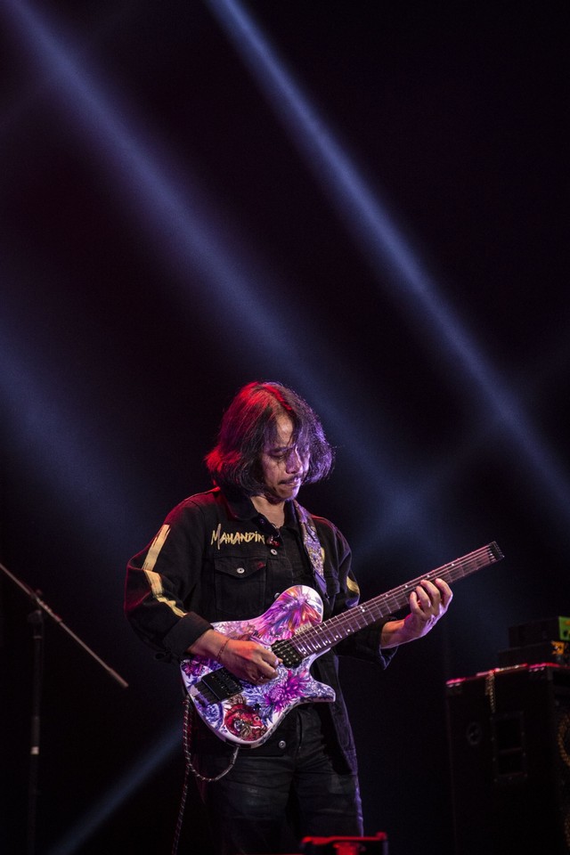 Gitaris Dewa Budjana beraksi dalam BNI Java Jazz Festival 2019 di JIExpo Kemayoran, Jakarta. Foto: Antara/Aprillio Akbar