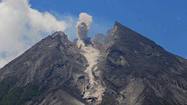 Aktivitas guguran awan panas kecil Gunung Merapi terlihat dari Balerante, Kemalang, Klaten, Jawa Tengah. Foto: Antara/Aloysius Jarot Nugroho