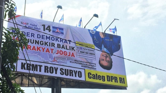 Politikus Roy Suryo membuat Alat Peraga Kampanye dengan wajah terbalik. Foto: Dok. Roy Suryo