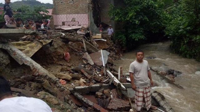 Salah satu rumah warga di pinggiran Sungai Kalubibing, Kecamatan Kalukku, hanyut terbawa arus akibat banjir bandang, Kamis malam (28/2).