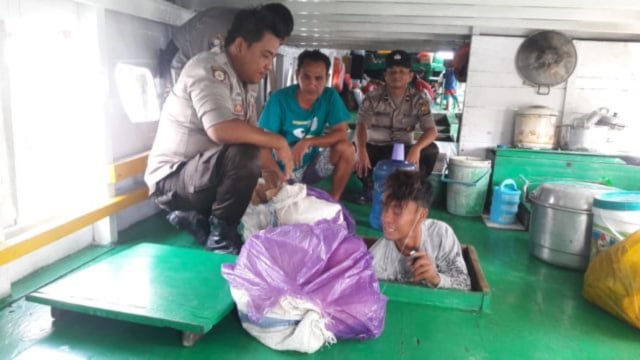 Suasana penggeledahan miras di salah satu kapal di Pelabuhan Ampana. Foto: Istimewa