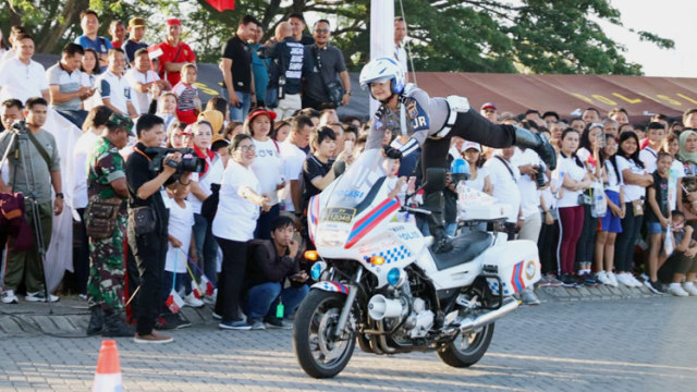Bripda Brenda Lapian dan Satuan Polisi Lalu Lintas Polda Sulut, melakukan atraksi dengan motor patroli kepolisian di acara Millenial Road Safety Festival di Kota Manado. Aksi ini membuat banyak kaum millenial yang hadir berdecak kagum, karena kelihaiannya berkendara. (foto: humas Polda Sulut)