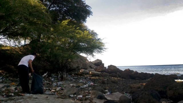 Salah satu peserta saat membersihkan sampah di Pantai Leato, Kota Gorontalo, Sabtu (02/3). Foto : Renal Husa