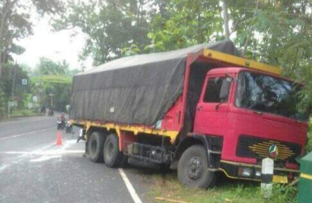 Kondisi truk tronton mogok yang ditabrak truk dari belakang di Gunungkidul, Sabtu (2/3/2019). Foto: erl.