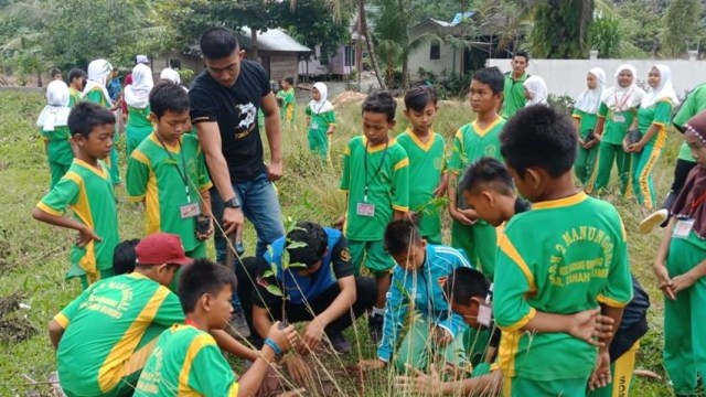KPH Kusan tanam pohon di SDN 2 Manunggal, Kecamatan Karang Bintang, Kabupaten Tanah Bumbu. Foto: Dinas Kehutanan Kalsel