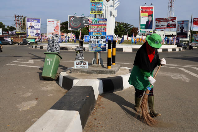 Petugas kebersihan membersihkan sampah di bundaran Lambaro, Aceh Besar. Foto: Humas Aceh