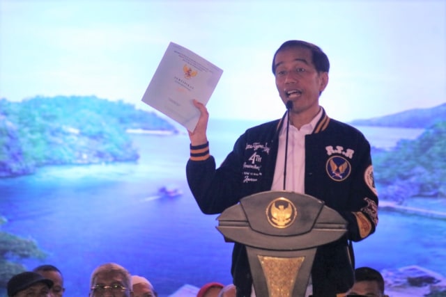 Presiden Joko Widodo saat menyerahkan sertifikat tanah gratis kepada warga sultra, Sabtu (2/3). Foto: Mufti/kendarinesiaid