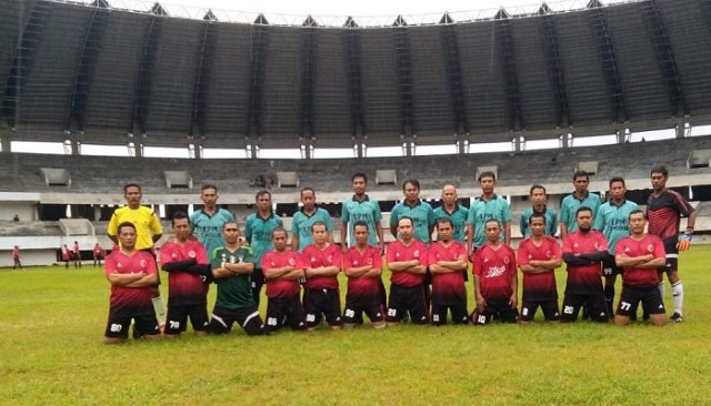 Dua Klub Liga DAS 2019 U-40 sesaat sebelum berlaga di lapangan sepakbola AURI Makassar (Makassar Indeks).