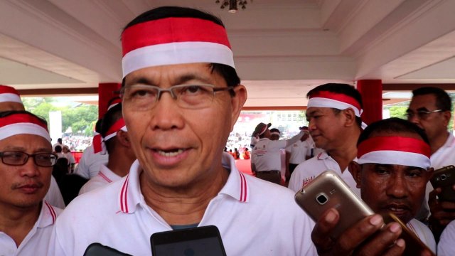 Kapolda Maluku, Irjen Polisi Royke Lumowa saat menyampaikan keterangan kepada awak media di tribun Lapangan Merdeka Ambon, Sabtu (2/3). (Foto: ambonnesia.com)