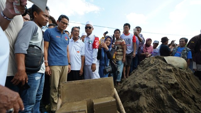 Cawapres 02, Sandiaga Uno berdialog dengan pengusaha genteng di Majalengka Foto: Dok. Tim media Prabowo-Sandi