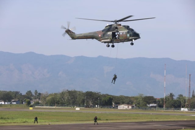 Personel Paskhas TNI AU unjuk kebolehan di Lapangan Udara Sultan Iskandar Muda, Aceh Besar. Foto: Suparta/acehkini.