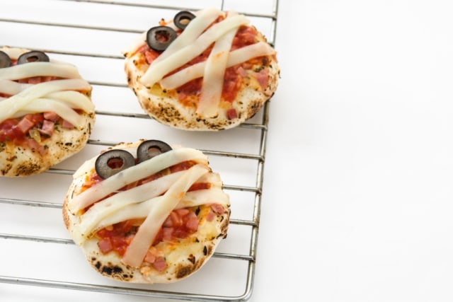 pizza mini bertema monster atau mumi Foto: Shutterstock
