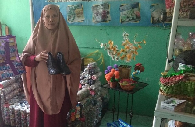 Nurlaelatul Aqifah, ibu rumah tangga di Tegal yang peduli sampah plastik. (Foto: Bentar)